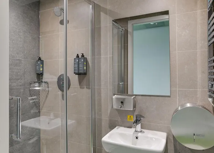 Clink I Lar אכסניה