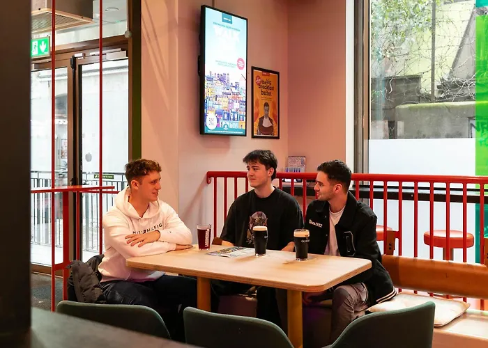 Clink I Lar אכסניה