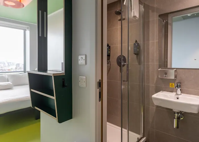 Clink I Lar אכסניה *